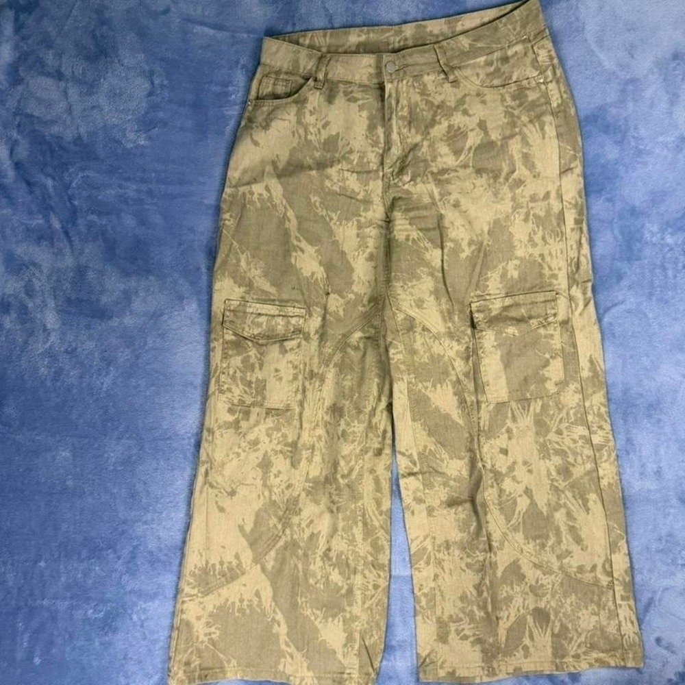 Khaki cargo pants with a unique design, women Size: 32 wide leg‎